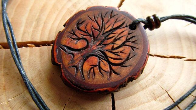 dřevěný amulet pro štěstí
