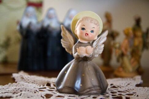 figurka anděla jako amulet štěstí