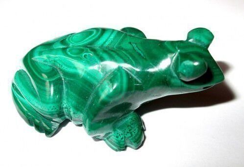 zelená malachitová žába v podobě amuletu štěstí